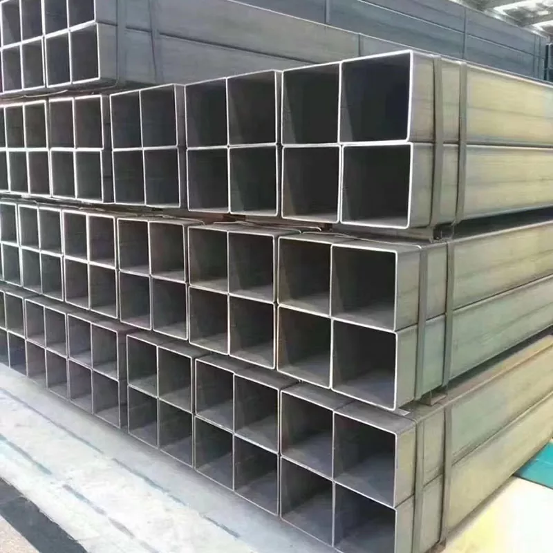 Rechte gespleten zwarte rechthoekige buis