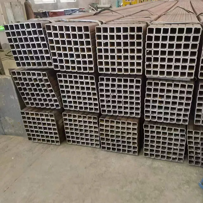 Dikke zwarte rechthoekige buis